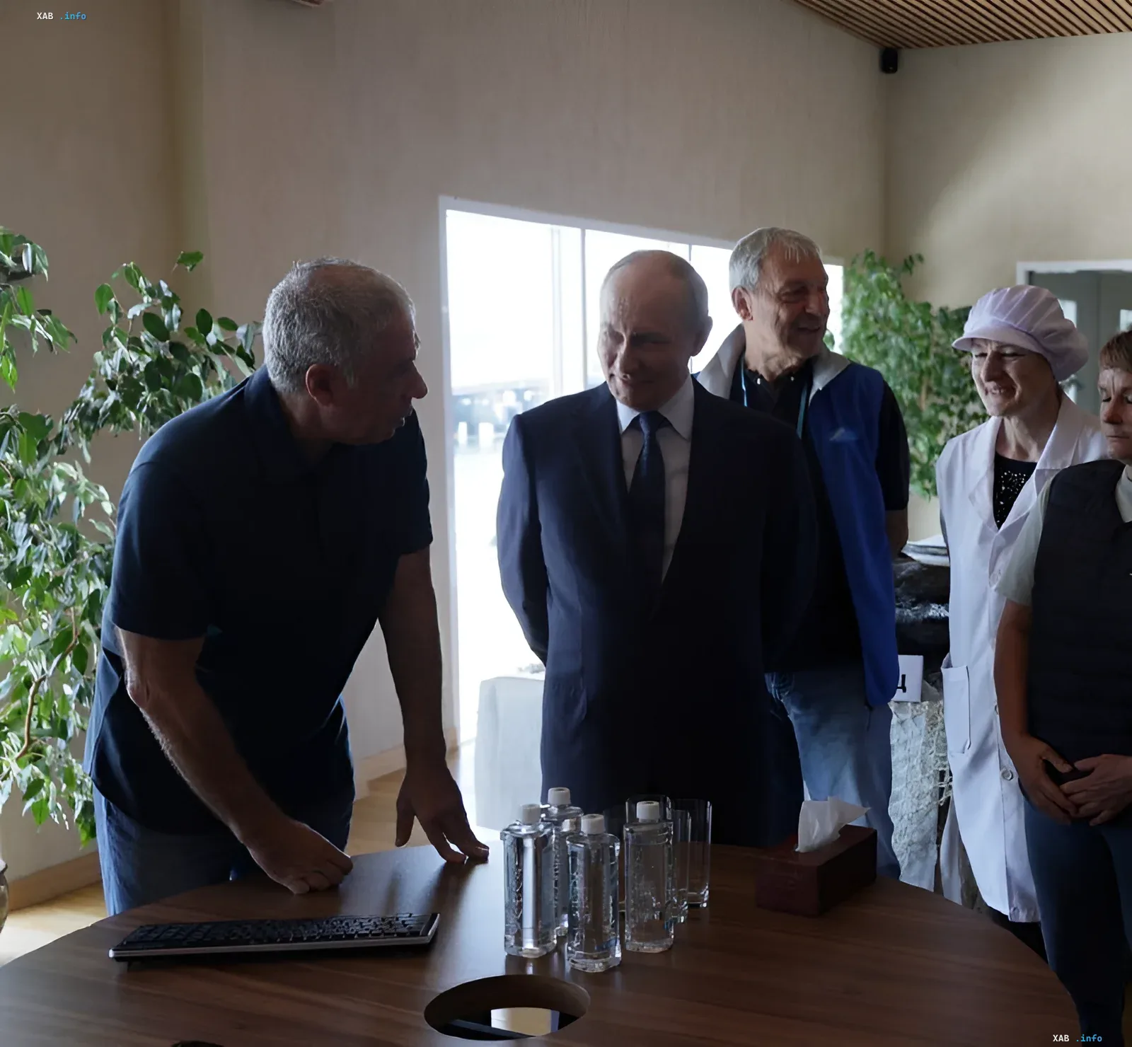 Визит Путина на Итуруп: осмотр производственных мощностей Путин во время визита на Итуруп осматривает предприятие, обсуждая детали с местными сотрудниками
