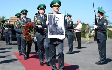 Торжественная церемония возвращения праха Евгения Коновальца в Украину, военнослужащие несут портрет основателя ОУН