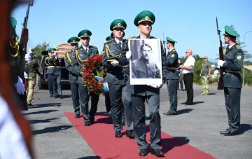 Почесний караул несе портрет Євгена Коновальця під час церемонії перепоховання його праху в Україні