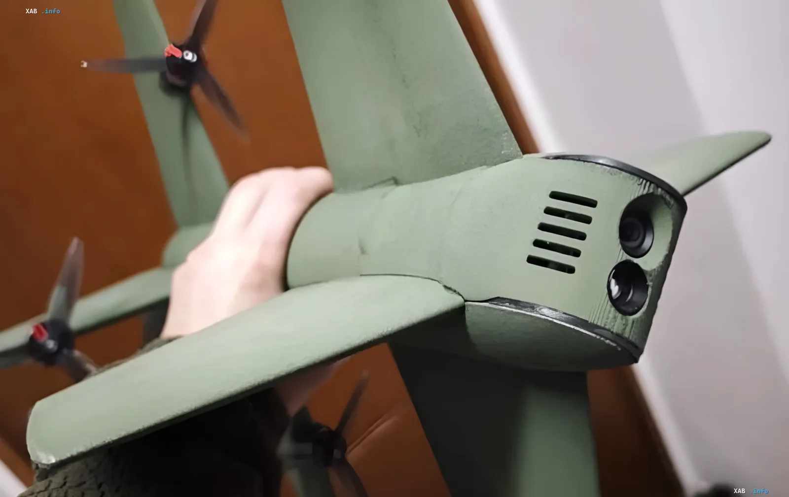 Оператор держит тактический FPV-дрон с камерами и вентиляционными отверстиями — символ новой гонки вооружений, о которой рассказывает комбриг 107 бригады ТрО