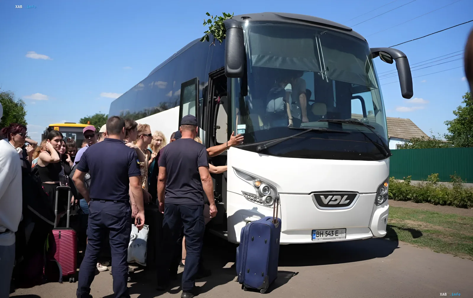 Эвакуация пассажиров из автобуса после атаки в Одесской области: люди с багажом выходят из транспортного средства