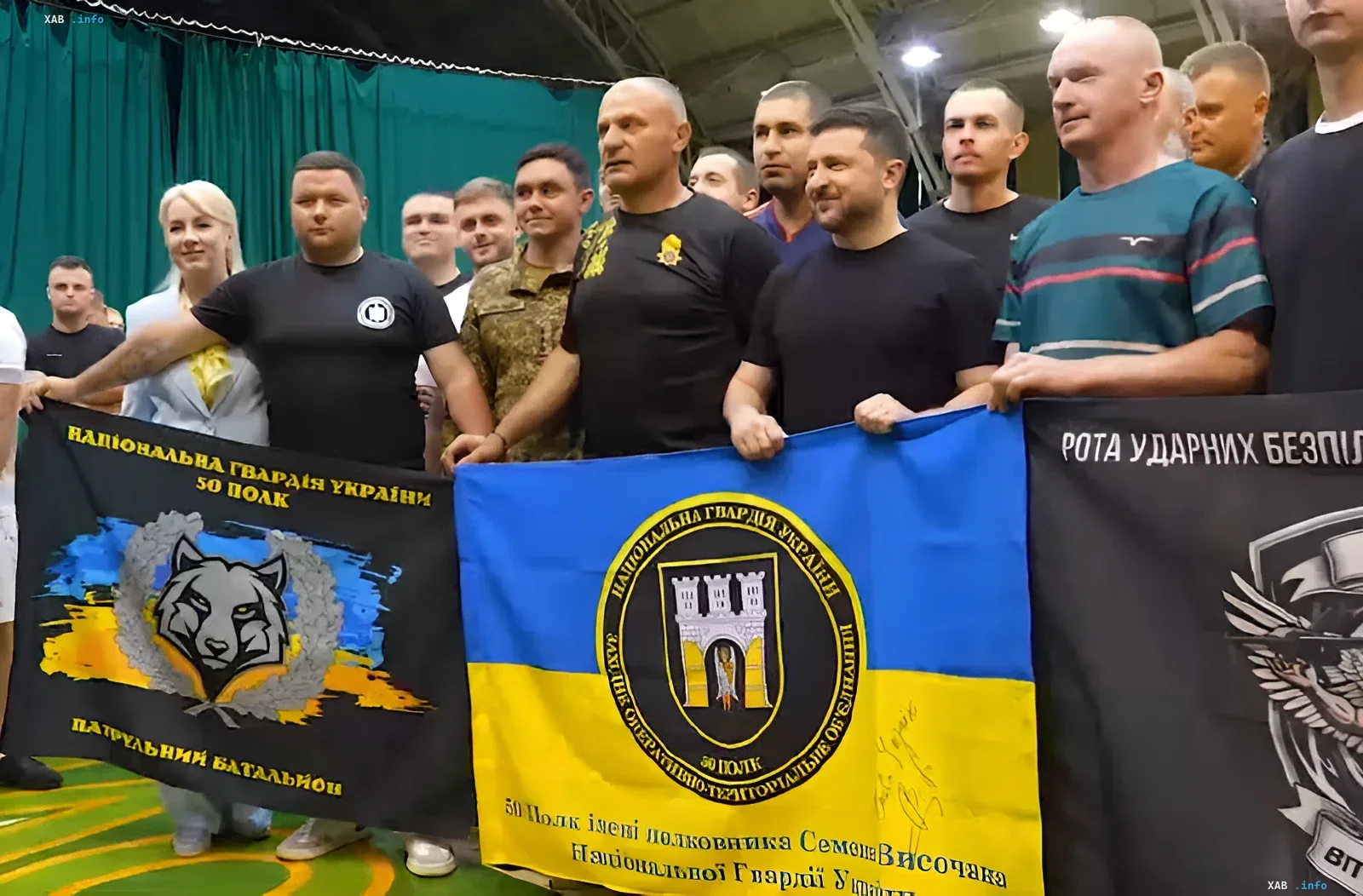 Президент Украины Владимир Зеленский с ветеранами во время соревнований «Воля к жизни» в Ивано-Франковске