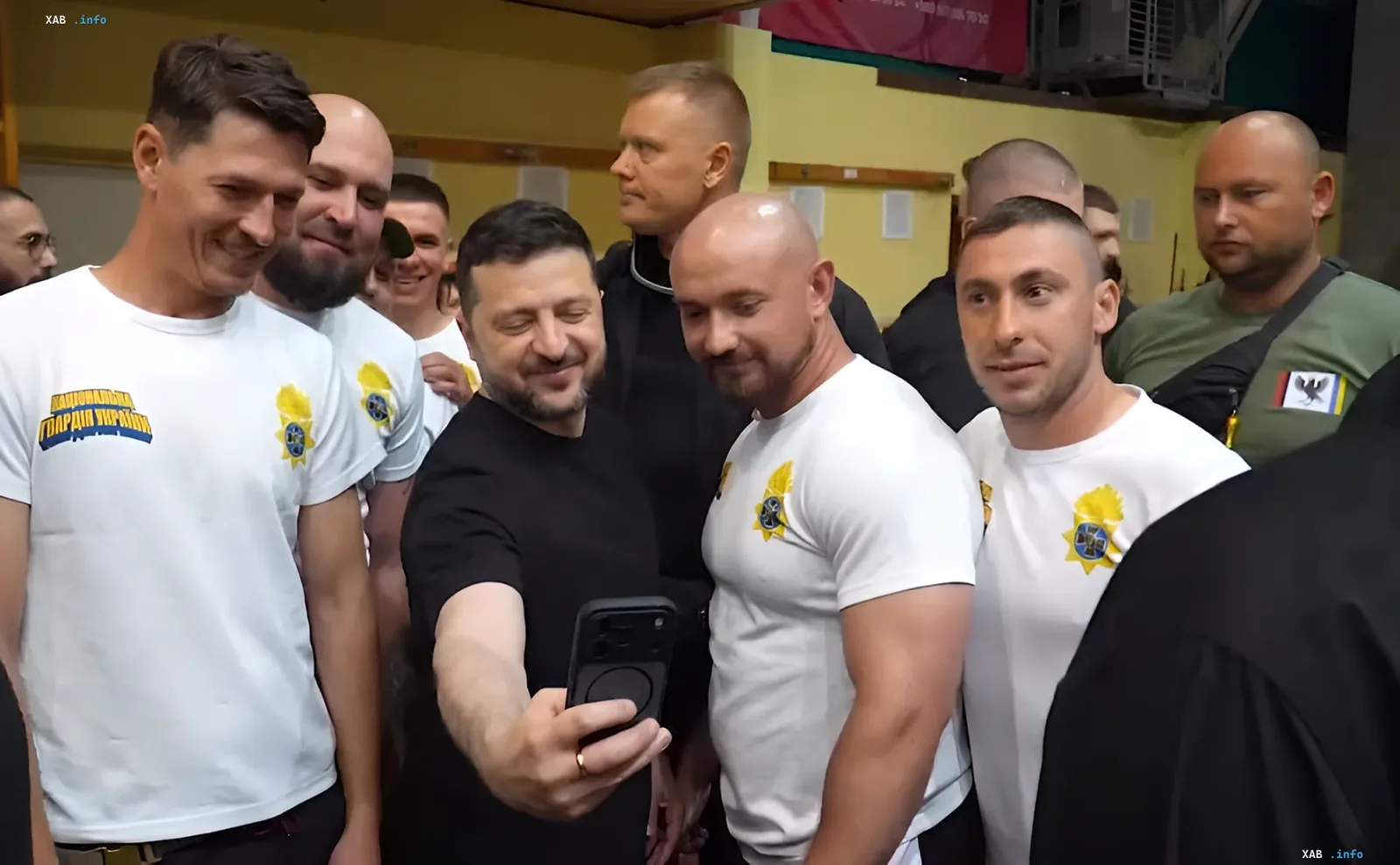 Зеленский с ветеранами на соревнованиях «Воля к жизни» Президент Украины Владимир Зеленский делает селфи с участниками ветеранских спортивных соревнований «Воля к жизни» в Ивано-Франковске
