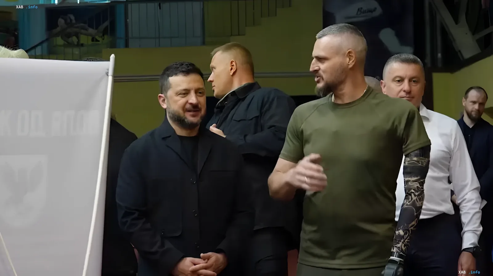 Зеленский на спортивном мероприятии для ветеранов в Ивано-Франковске Президент Украины Владимир Зеленский общается с ветераном на соревнованиях «Воля к жизни» в Ивано-Франковске