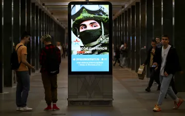 Рекламний щит із закликом до військової служби в метро, що ілюструє напружену обстановку в Росії, про яку повідомляють дані «Левада-центру»