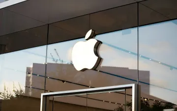 Логотип Apple на фасаде магазина, символизирующий инновации в защите от тайной съемки
