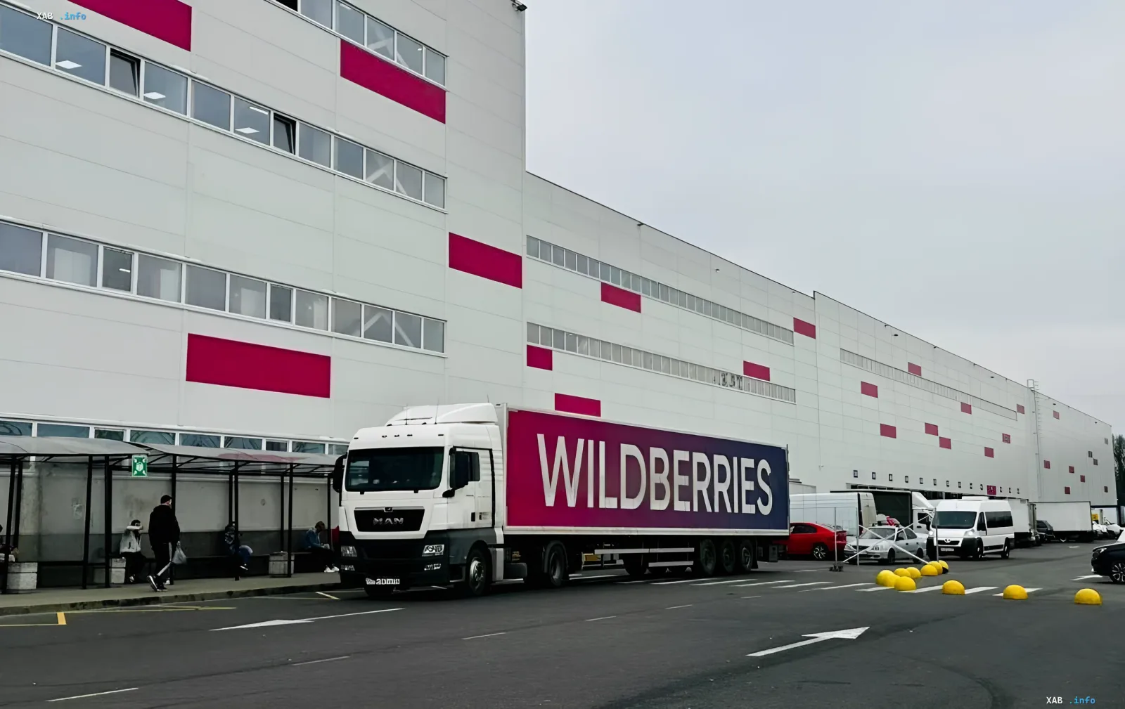 Wildberries Lager in der Region Twer, wo am 14. August 2026 ein Rauchvorfall stattfand. Auf dem Foto ist ein LKW mit dem Wildberries-Logo vor dem Lagergebäude zu sehen.