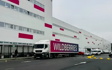 Wildberries Lager in der Region Twer, wo am 14. August 2026 ein Rauchvorfall stattfand. Auf dem Foto ist ein LKW mit dem Wildberries-Logo vor dem Lagergebäude zu sehen.