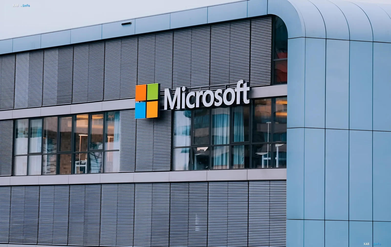 Логотип Microsoft на фасаде современного здания, иллюстрирующий тему августовского Patch Tuesday 2026 и закрытия уязвимостей