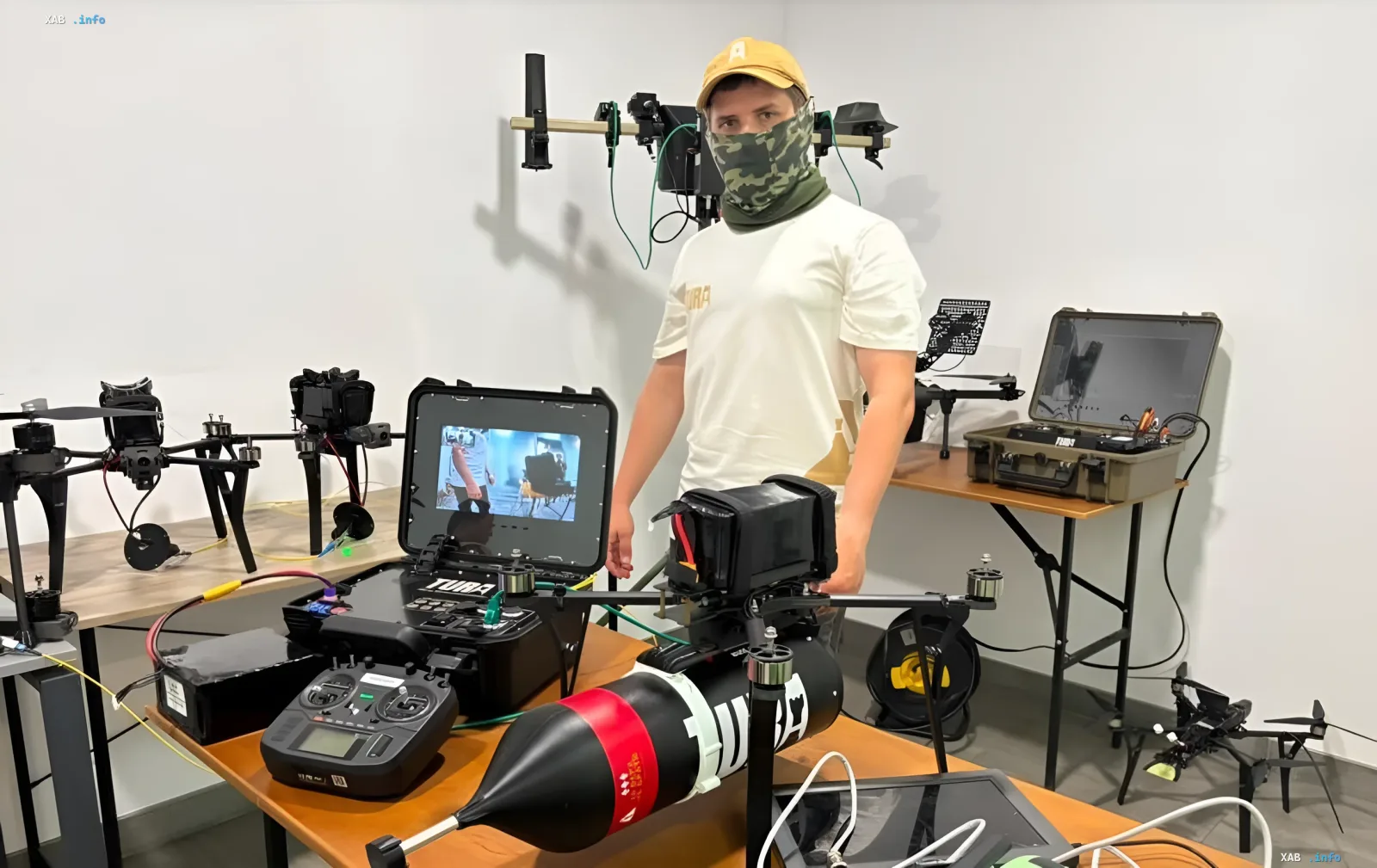Инженер Brave1 демонстрирует новые модульные FPV-дроны с боевой частью в лаборатории