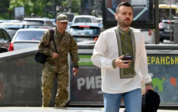 Президент Украины Владимир Зеленский на фоне военного, иллюстрирующий пересмотр брони и критичности предприятий