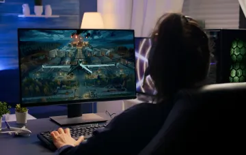 Игрок управляет самолетом в симуляторе Deep Strike Arcade от DeepState, нанося удары по тылам противника