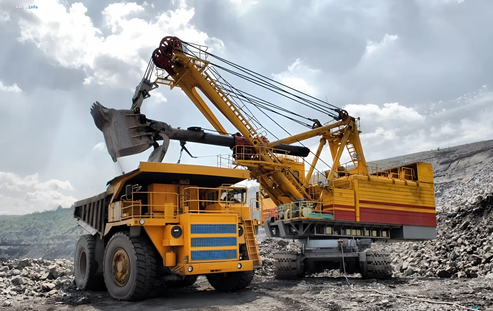Kipplaster und Bagger im Steinbruch, Erzabbau in der Ukraine