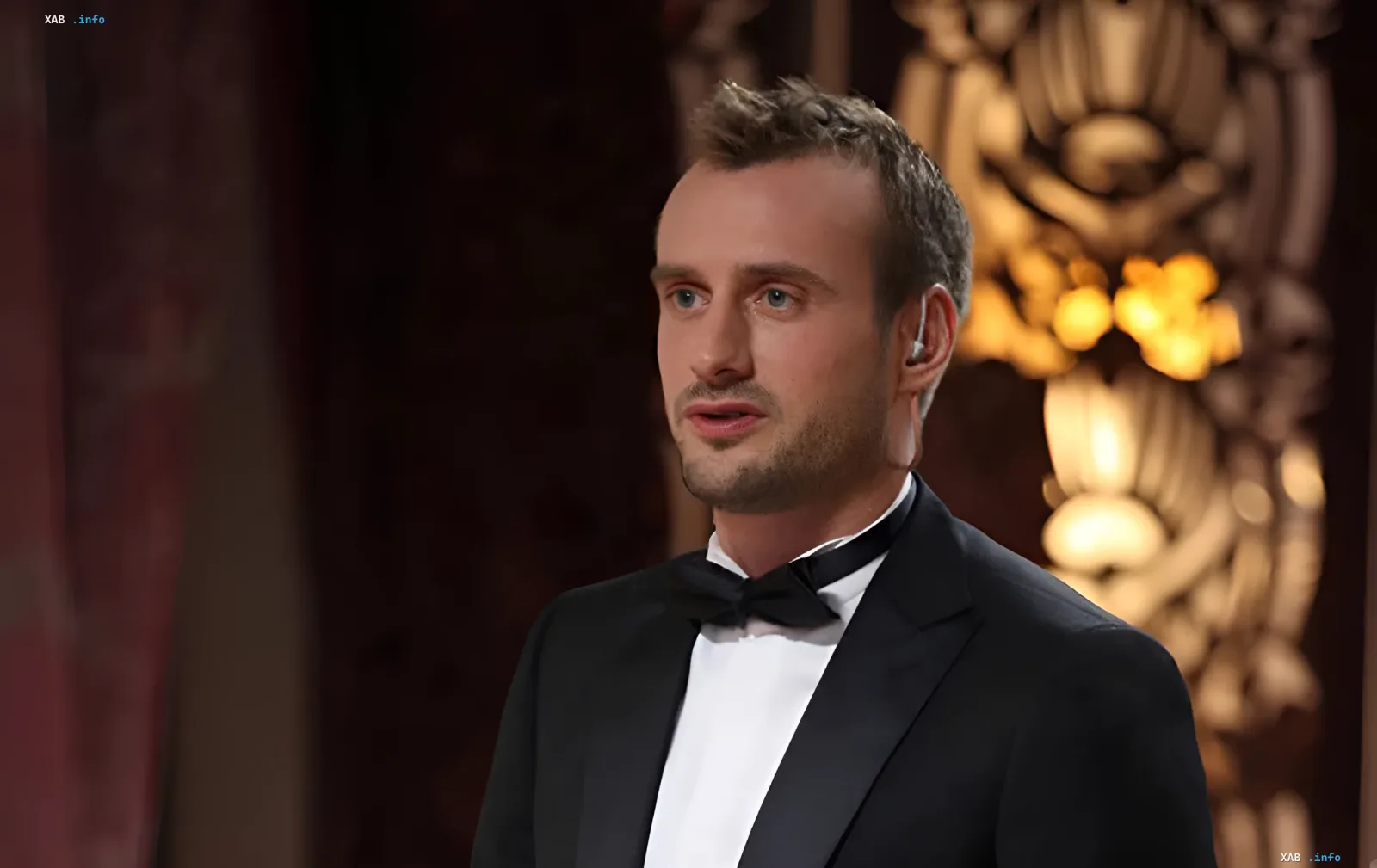 Фрэнсис Мэтью Романов в смокинге на фоне роскошного интерьера — от британского аристократа до украинского холостяка