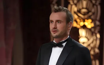 Фрэнсис Мэтью Романов в смокинге на фоне роскошного интерьера — от британского аристократа до украинского холостяка