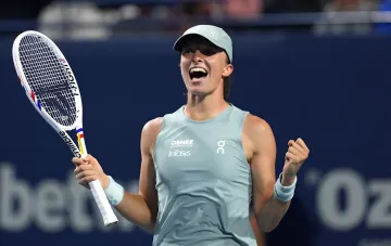 Iga Swiatek celebrates her victory over Elena Rybakina in Toronto, returning to the top-5 of the WTA rankings