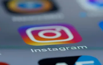 Логотип Instagram на экране смартфона: иконка с градиентом и камерой, символизирующая десятилетие бренда перед ребрендингом