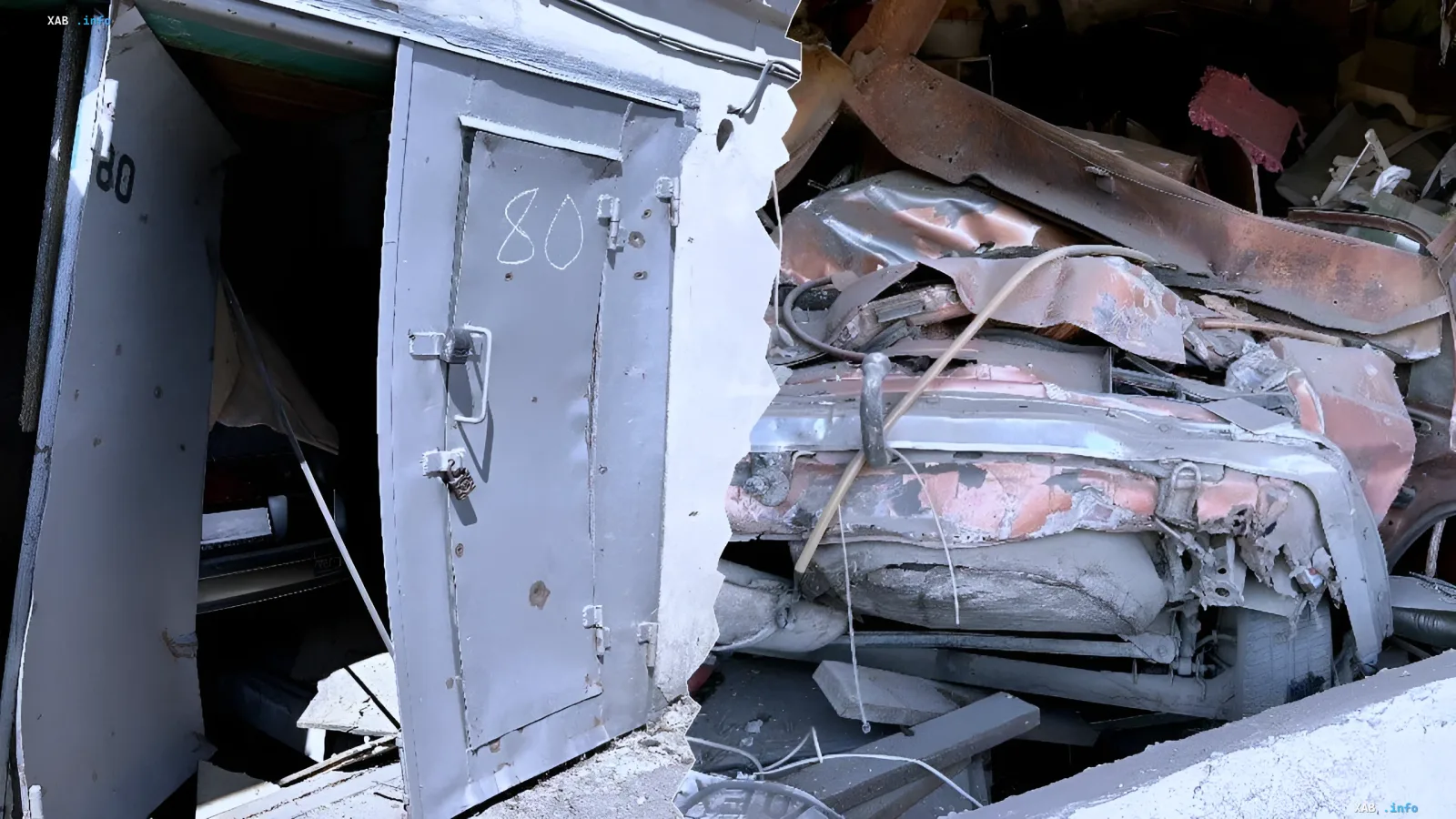 Зруйнований гараж з номером 80 в Ізмаїлі після вибуху, уламки конструкцій та пошкоджені дахи будинків