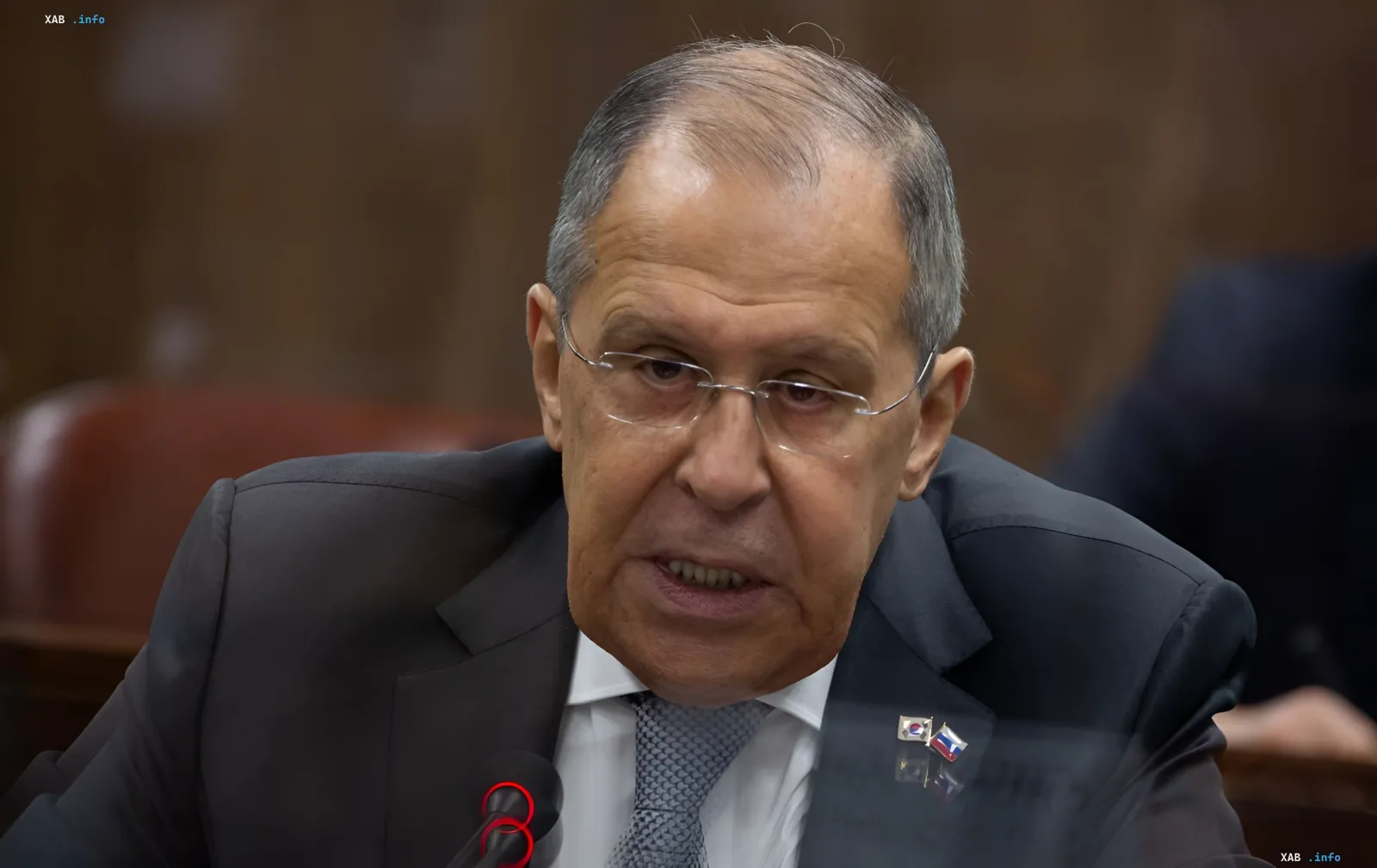 Министр иностранных дел России Сергей Лавров во время выступления, обвиняющий США в прямом участии в ударах по России