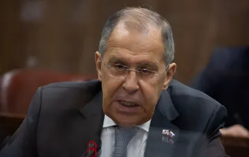Министр иностранных дел России Сергей Лавров во время выступления, обвиняющий США в прямом участии в ударах по России