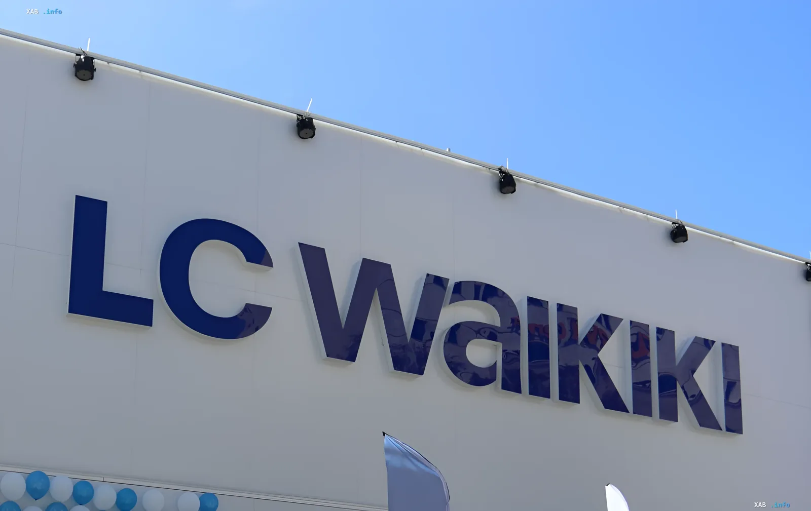 Фасад магазина LC Waikiki с синим логотипом на белом фоне, символизирующий приостановку работы в Сумах из соображений безопасности