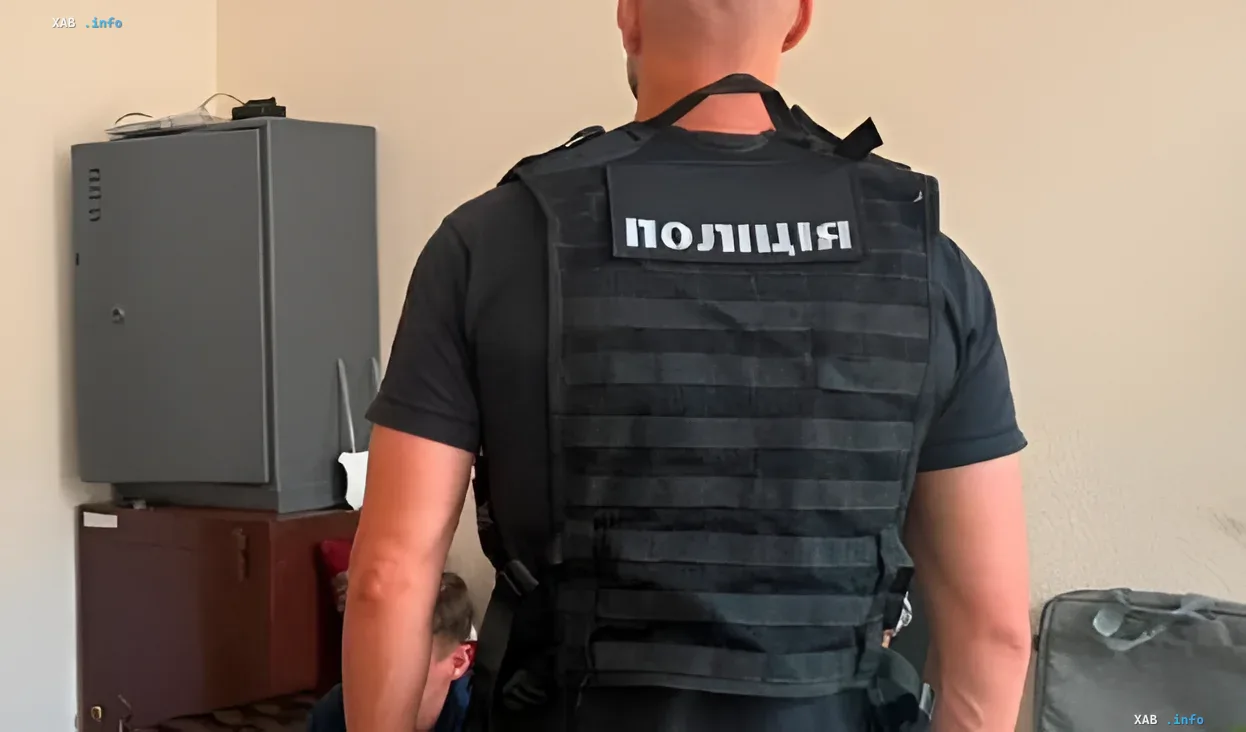 Полиция расследует фальсификацию данных в системе «Оберіг» Сотрудник полиции в защитном жилете с надписью 'ПОЛІЦІЯ' на спине, символизирующий расследование фальсификации мобилизационной статистики в Харькове.