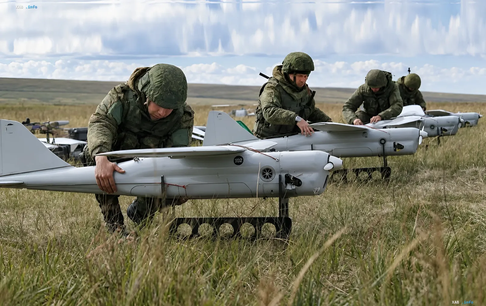 Российские военные готовят к запуску серию ударных дронов на поле, иллюстрируя анонс Минобороны РФ о планах усиления дронового террора зимой 2026 года
