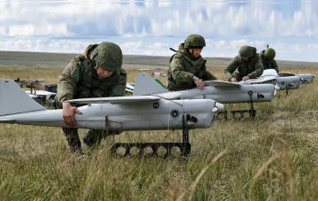 Российские военные готовят к запуску серию ударных дронов на поле, иллюстрируя анонс Минобороны РФ о планах усиления дронового террора зимой 2026 года