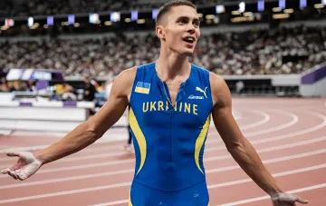 Александр Онуфриев в форме сборной Украины на чемпионате Европы 2026, празднует выход в финал прыжков с шестом