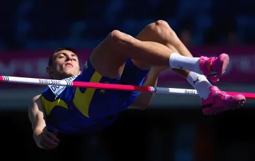 Олег Дорощук в прыжке с шестом на чемпионате Европы 2026, обновив личный рекорд и завоевав серебро