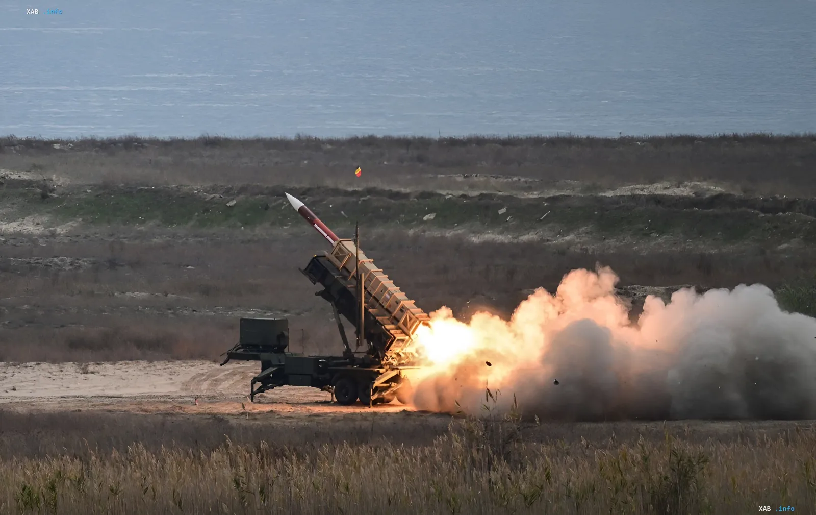 Запуск ракеты SM-3 с пусковой установки Aegis в полевых условиях, иллюстрирующий наращивание производства вооружений Boeing и RTX для Пентагона