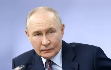 Владимир Путин на фоне синего экрана, обсуждая планы Кремля на 2026 год: развал НАТО через Молдову и «дрон-ракета» над Крокмазом