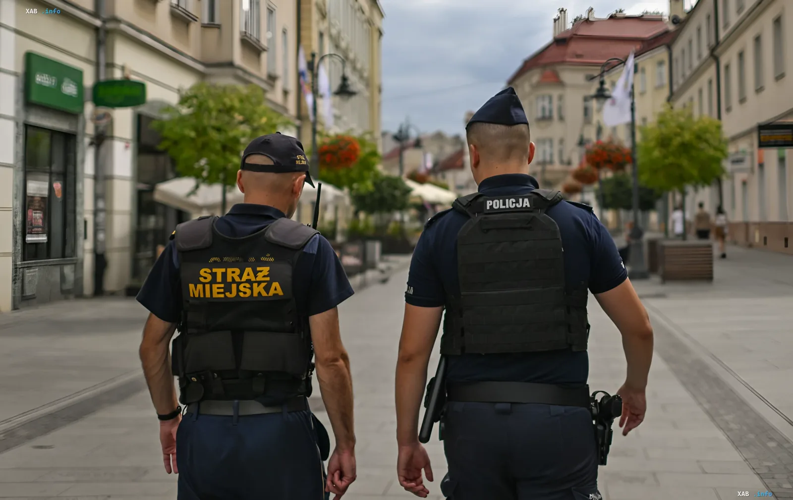 Полицейские Познани патрулируют улицу после задержания участницы нападения на украинцев в 2026 году