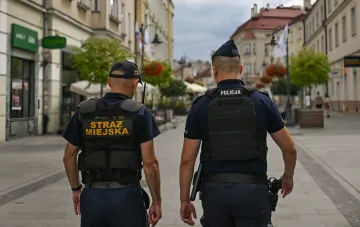 Полицейские Познани патрулируют улицу после задержания участницы нападения на украинцев в 2026 году