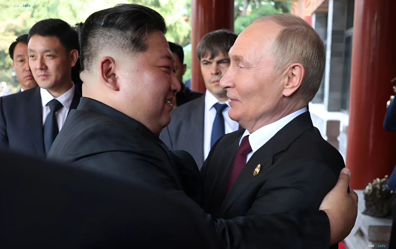 Владимир Путин и Ким Чен Ын обнимаются на фоне угрозы ядерной войны и новых поставок ракет