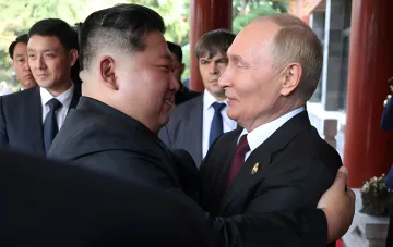 Владимир Путин и Ким Чен Ын обнимаются на фоне угрозы ядерной войны и новых поставок ракет