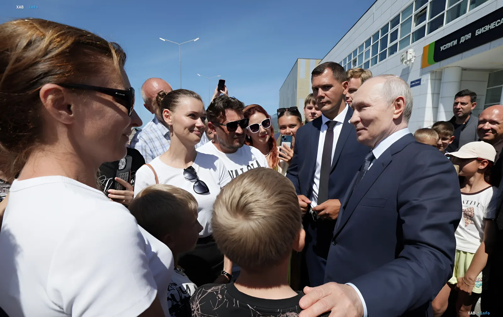 Владимир Путин общается с жителями Итурупа, демонстрируя поддержку региона перед лицом японских санкций