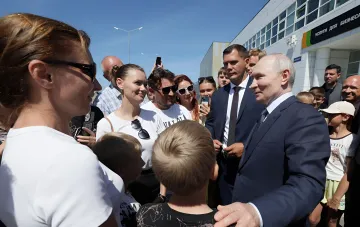 Владимир Путин общается с жителями Итурупа, демонстрируя поддержку региона перед лицом японских санкций