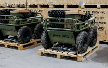 Роботизовані всюдиходи Рись PRO на палетах з написом ARX Robotics та CODE 9.2, готові до передачі