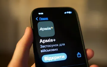 Smartphone mit geöffnetem 'Armiya+'-App-Interface — ein wichtiges Werkzeug für Militärangehörige, derzeit aufgrund eines Fehlers nicht verfügbar