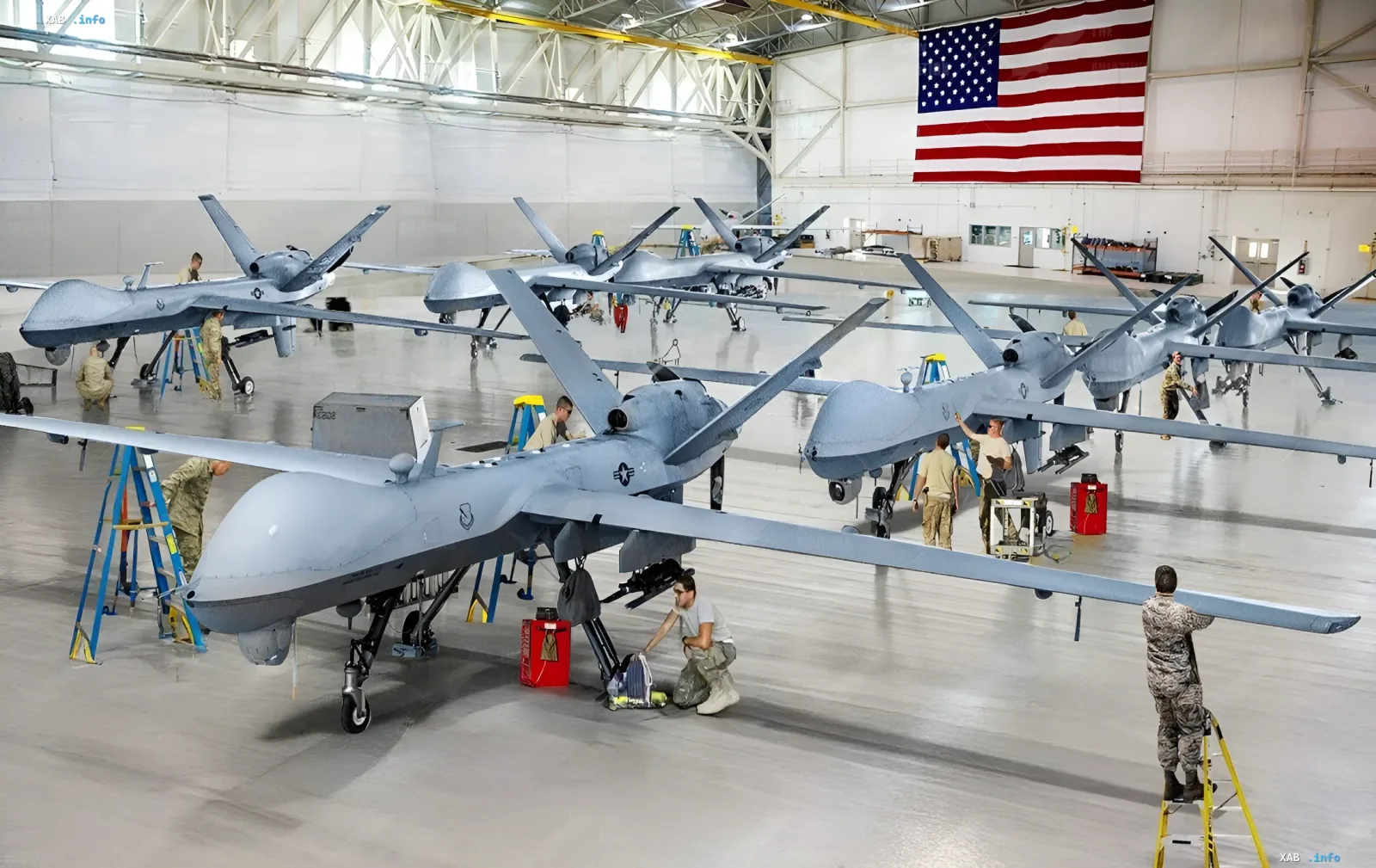 Ряд дронов MQ-9 Reaper в ангаре ВВС США, иллюстрирующий потери беспилотников в конфликте с Ираном