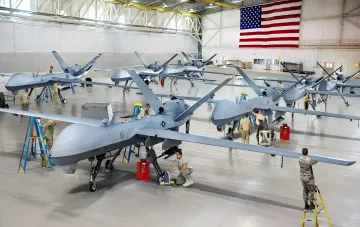 Reihe von MQ-9 Reaper-Drohnen in einer US-Luftwaffen-Halle, die Drohnenverluste im Konflikt mit Iran veranschaulichen