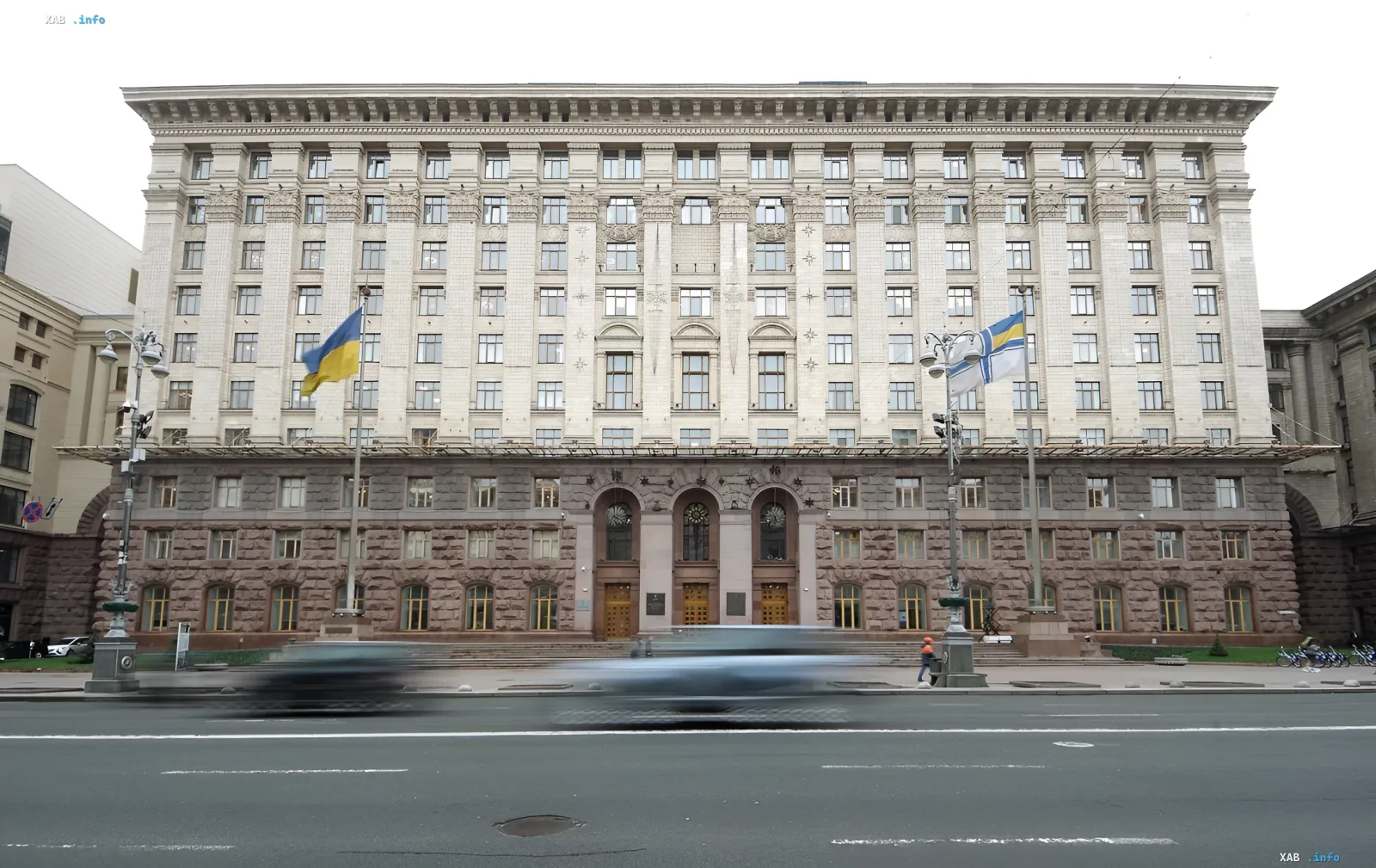 Здание Киевской городской государственной администрации (КГГА) с украинскими флагами — место работы главы аппарата Сергея Загуменного, чьи фейковые командировки опроверг суд