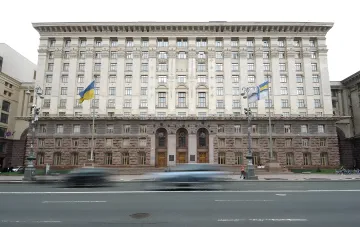 Gebäude der Stadtverwaltung von Kiew (KCSA) mit ukrainischen Flaggen — Arbeitsplatz von Serhij Sagumenno, dessen gefälschte Dienstreisen vom Gericht widerlegt wurden