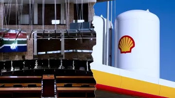 Конституционный суд ЮАР отклонил иск Shell: флаг страны и логотип компании на фоне зала суда