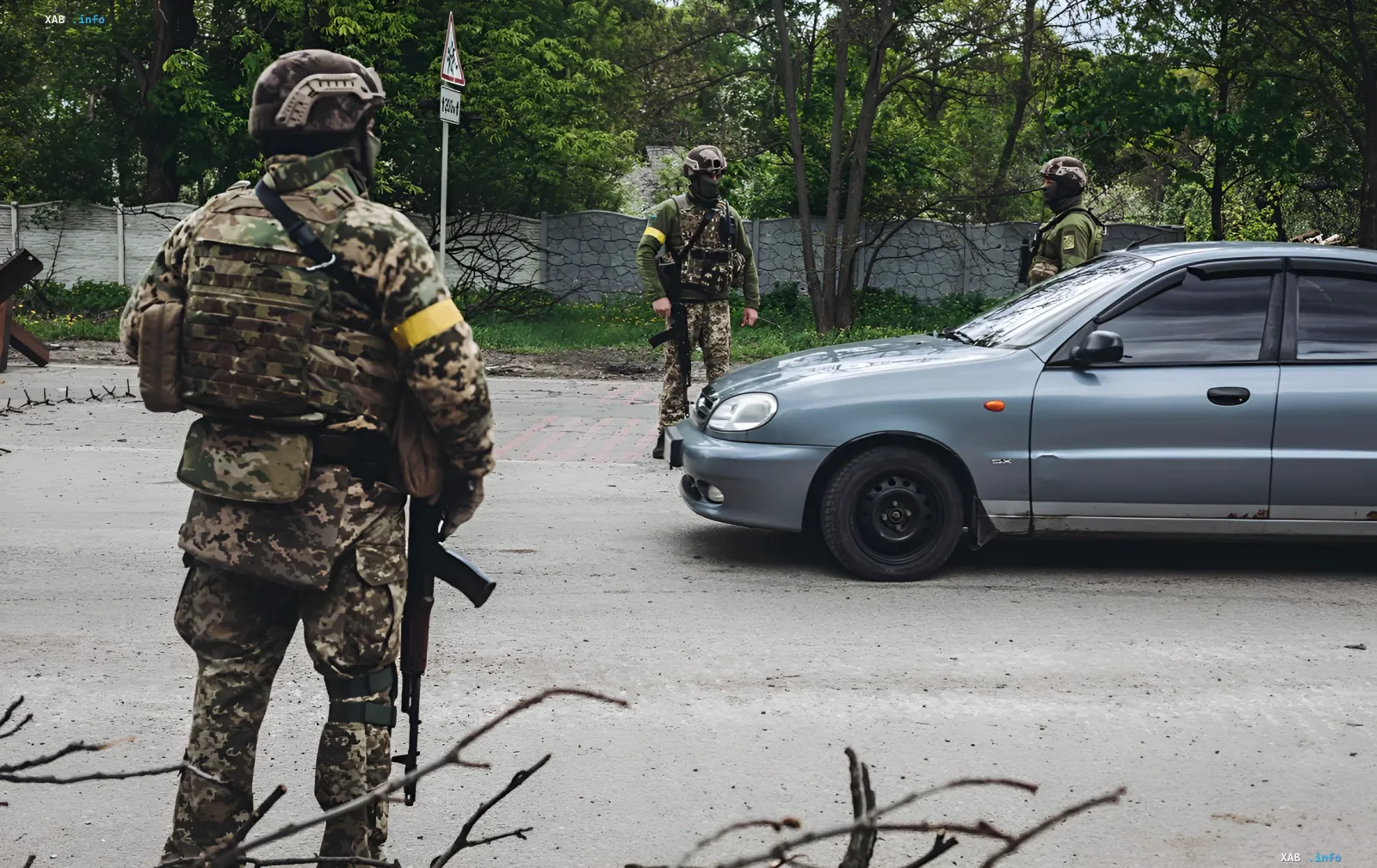 Украинские военные на блокпосту проверяют гражданский автомобиль в условиях угрозы дронов-ждун в 2026 году