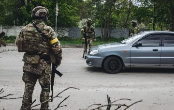 Украинские военные на блокпосту проверяют гражданский автомобиль в условиях угрозы дронов-ждун в 2026 году