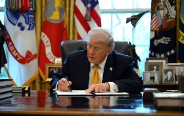 Дональд Трамп подписывает документ в Овальном кабинете, иллюстрируя заявление об Ормузском проливе