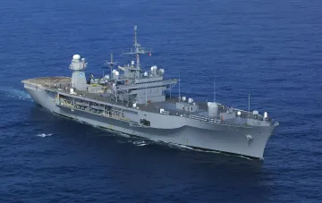 Авианосец ВМС США в море, иллюстрирующий тему возвращения к паровым катапультам вместо EMALS по приказу Трампа