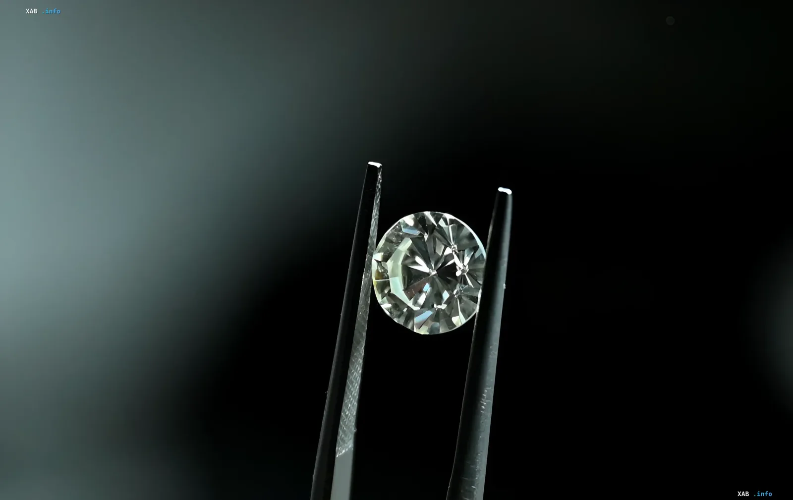 Perfekter runder Diamant, von Pinzette gehalten auf dunklem Hintergrund — Symbol für die Zugänglichkeit von Labordiamanten
